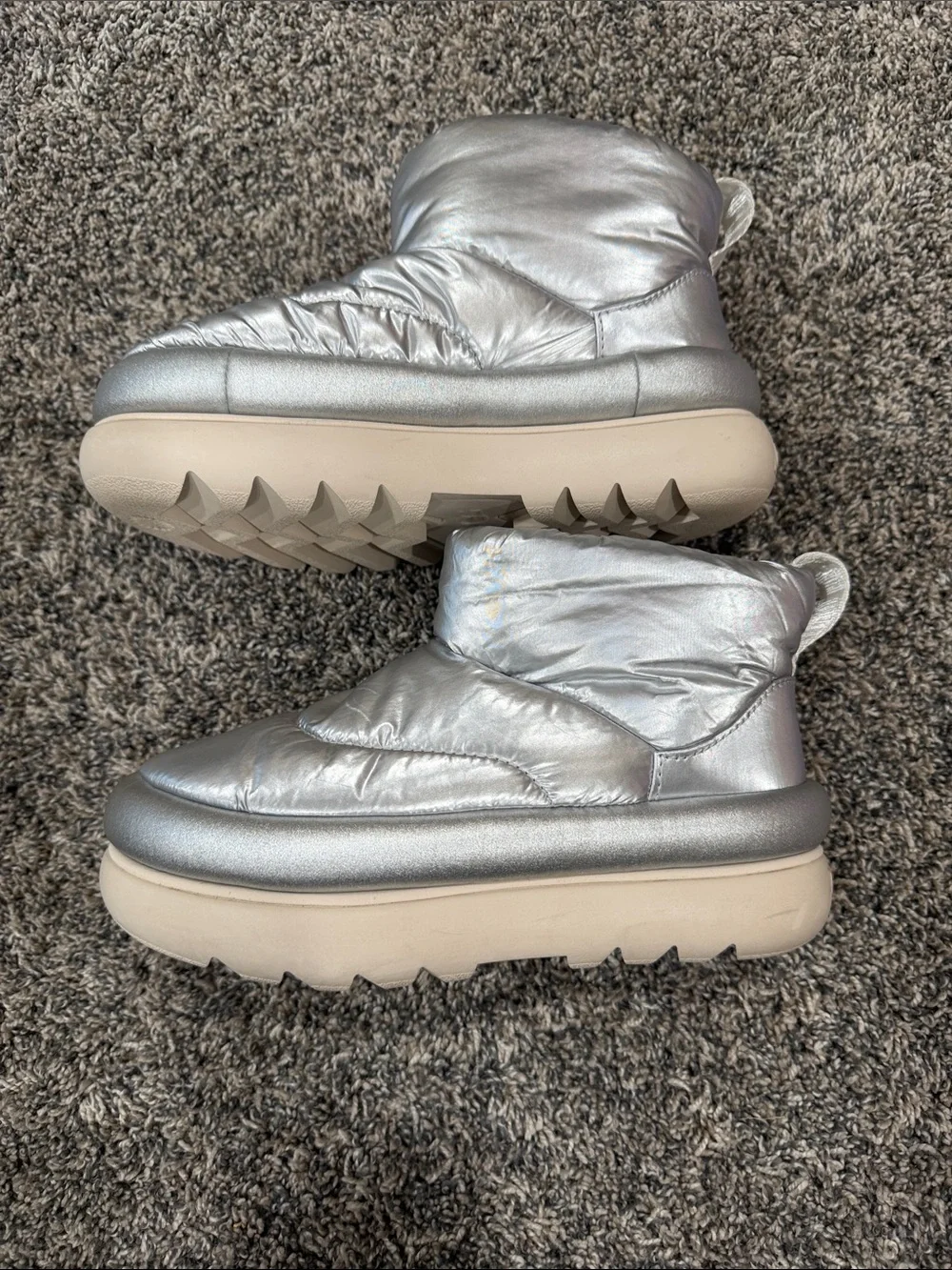 UGG Kids Silver Puffer Booties Size 5 S/N 1135151